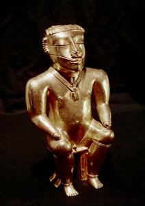 Statuetta di uomo seduto in oro, 400-1400 d.C. Bogotá, Museo de Oro, Colombia