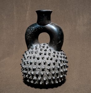Arte precolombiana, civiltà cupisnica: vaso a forma di scarabeo e melograno. 300 a.C.-100 d.C. Lima, Museo Nazionale di Antropologia e Archeologia, Perù