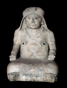 Arte precolombiana: vecchia donna con copricapo. Scultura da Veracruz (Messico)