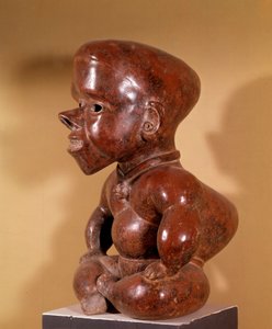 Arte precolombiana: statuetta di gobbo nudo seduto. Da Colima. Civiltà delle coste occidentali. 300-1250 d.C. Museo Archeologico di Guadalajara da Pre Columbian Pre Columbian