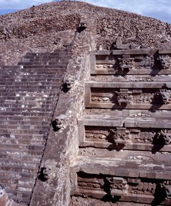 Civiltà precolombiana: vista del sito di Teotihuacan (300 a.C.-600 d.C.): il Tempio di Quetzalcoatl o Tempio del Serpente Piumato. Messico