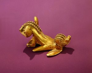 Pendente Tairona raffigurante un animale a due teste, VII-VIII secolo d.C.