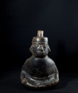 Vaso antropomorfo con manico / Perù, cultura mochica (terracotta)