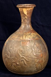 Bottiglia raffigurante un combattimento tra un cavaliere e un guerriero a piedi (terracotta)
