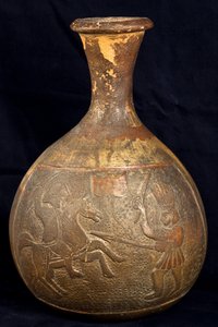 Bottiglia raffigurante un combattimento tra un cavaliere e un guerriero a piedi (terracotta)