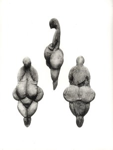 Tre viste di una statuetta di 