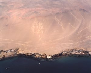 Veduta aerea del Candelabro di Paracas o il Candelabro delle Ande, nella baia di Pisco da Prehistoric Prehistoric