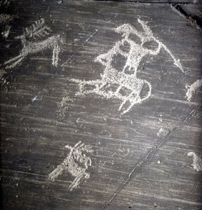 Civiltà dei Camuni, Preistoria, arte rupestre: roccia tombale, rappresentante cacciatori e cervi. Roccia di Naquane, in Valcamonica (Val Camonica) da Prehistoric Prehistoric
