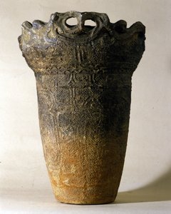 Grande vaso in terracotta del periodo Jomon (periodo preistorico in Giappone). Roma, Museo Nazionale d