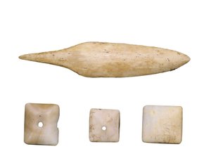 Preistoria (Neolitico): Punta di freccia e bottoni di osso. Da Cueva Toralla (Lleida) da Prehistoric Prehistoric