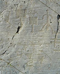 Preistoria, civiltà dei Camuni, arte rupestre: rappresentazioni su roccia di scene di caccia al cervo e vita quotidiana in un villaggio. Periodo tra il Neolitico e l