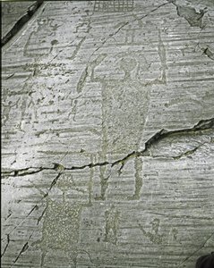 Preistoria, civiltà dei Camuni, arte rupestre: roccia tombale con rappresentazioni stilizzate di guerrieri (dettaglio)