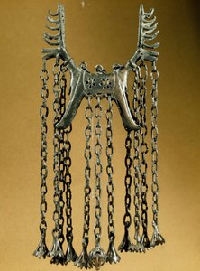Preistoria: pendente a forma di alce con due teste da un sito a Dolanlar (Azerbaigian) Età del Bronzo. Baku, Museo Statale di Storia delle Religioni dell