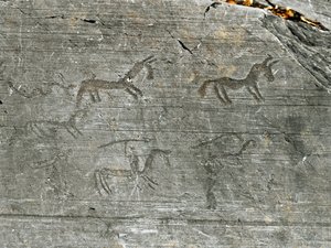 Preistoria, civiltà dei Camuni, arte rupestre: roccia tombale con scena di caccia da Prehistoric Prehistoric