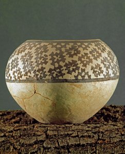 Preistoria: vaso di argilla con decorazioni geometriche tipo Anau dal sito di Gheoksjur (Turkmenistan meridionale). 4000-3500 a.C. Eneolitico, Età del Rame. San Pietroburgo, Museo dell