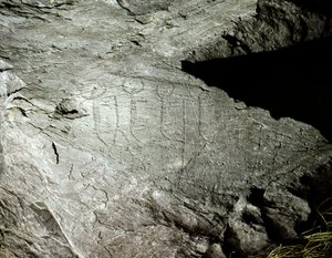 Preistoria, arte rupestre: rappresentazioni su roccia di due coppie di buoi che tirano un carro. Età del rame. Periodo eneolitico (calcolitico). Roccia n. 2. Cemmo (Brescia) Parco archeologico nazionale dei Massi di Cemmo, Italia