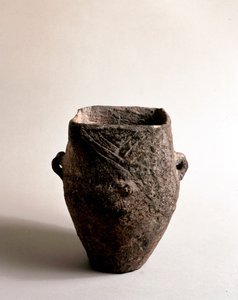 Preistoria: vaso in terracotta con apertura quadrata dell