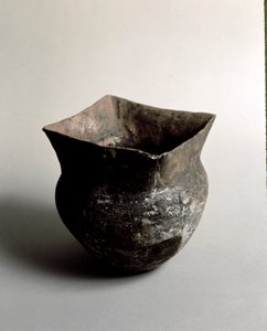 Preistoria: vaso in terracotta con apertura quadrata dell