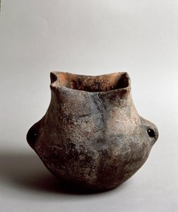 Preistoria: vaso in terracotta con apertura quadrata dell