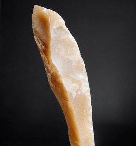 Preistoria: punta di selce dalla Necropoli di Arene Candide, Liguria. Paleolitico superiore da Prehistoric Prehistoric