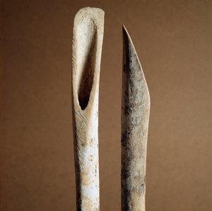 Preistoria: strumenti per rimuovere la corteccia dalle ossa di stinco di capra e pecora dalla necropoli di Arene Candide, Liguria. Neolitico medio, età della pietra