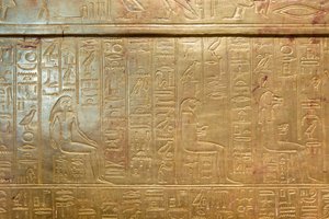 Il santuario dorato esterno della camera funeraria di Tutankhamon, Museo Egizio, Il Cairo, Egitto