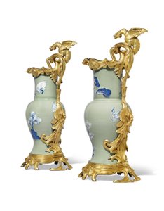 Una coppia di brocche Luigi XV, porcellana 1662-1722, montature c.1745-49