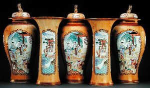 Un servizio da cinque pezzi famille rose su fondo cafe au lait, Periodo Qianlong