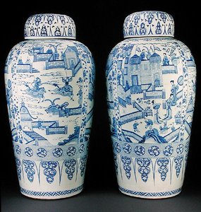 Un paio di vasi da soldato blu e bianco, c.1700