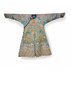 Abito di corte in seta celadon per una principessa imperiale, Jifu, Cina da Qing Dynasty Chinese School