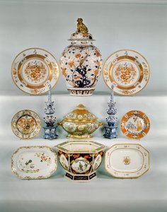 Vaso a balaustro Imari; Piatto armoriale Rose-verte, c.1724; Zuppiera e coperchio Famille rose; Due vasi di tulipani blu e bianchi; Piatto armoriale Famille Rose; Piatto Imari di Cornelius Prenk; Piatto oblungo Famille Rose; Giardiniera esagonale Famille R da Qing Dynasty Chinese School