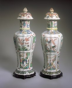 Coppia di vasi e coperchi Famille Verte di esportazione cinese, periodo Kangxi (1662-1722) da Qing Dynasty Chinese School