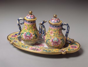 Coppia di brocche in miniatura e vassoio, periodo Qianlong