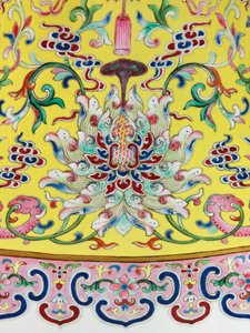(dettaglio) da una coppia di vasi imperiali Famille Rose da Qing Dynasty   Jiaqing Period Chinese School