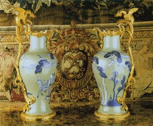 Coppia di brocche Luigi XV, porcellana 1662-1722, montature c.1745-49