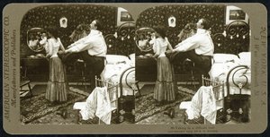 Carta stereoscopica che raffigura una donna che viene allacciata in un corsetto, pubblicata dalla American Stereoscopic Company