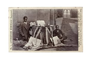 James Chuma e Abdullah Susi con artefatti di David Livingstone, Newstead Abbey, Inghilterra, giugno 1874