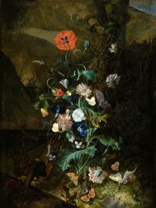 Una disposizione di fiori vicino a un tronco d