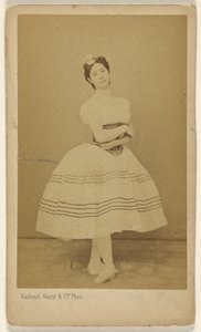[Ballerina non identificata, in piedi] da Radoult and Vaury and Cie.
