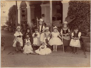 Gruppo di bambini in costume, Indore da Raja Deen Dayal