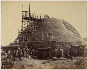 Stupa di Sanchi da sud-ovest durante le riparazioni da Raja Deen Dayal