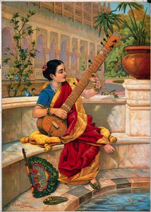 Una donna indiana seduta suona un sitar accanto a un laghetto da giardino.