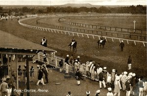 Il Campo di Corsa, Poona, c.1900-30 da Raphael Tuck and Sons