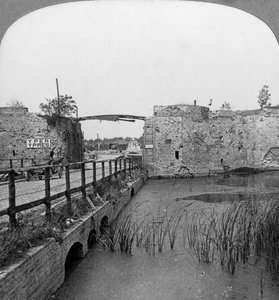 Bastioni del XIV secolo e Porta di Lille, Ypres, Belgio, Prima Guerra Mondiale, c1914-c1918 da Realistic Travels Publishers