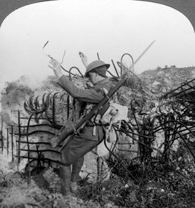 Un soldato attiva una trappola esplosiva, Prima Guerra Mondiale, 1914-1918