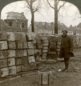 Munizioni tedesche abbandonate vicino a Cambrai, Prima Guerra Mondiale, 1914-1918 da Realistic Travels Publishers