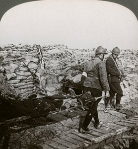 Barellieri belgi che trasportano feriti in una trincea, Dixmude, Belgio, Prima Guerra Mondiale, 1914-1918 da Realistic Travels Publishers