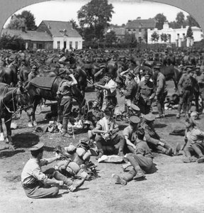 Truppe di cavalleria britannica a riposo in un villaggio francese, Prima Guerra Mondiale, c1914-c1918