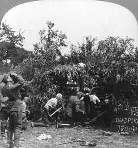 Artiglieri britannici che indossano maschere come protezione contro i gas tedeschi, Prima Guerra Mondiale, c1914-c1918