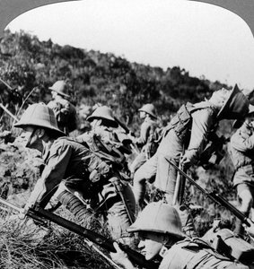 Fanteria britannica che carica le posizioni tedesche, Africa orientale, Prima Guerra Mondiale, 1914-1918